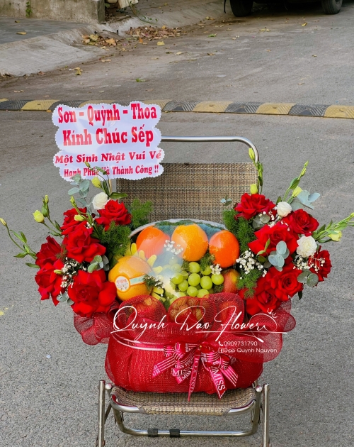 Giỏ trái cây màu đỏ tặng sếp 