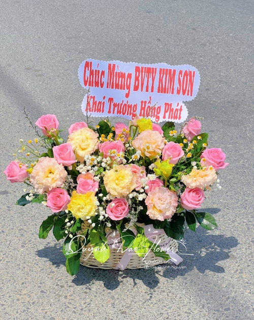 Giỏ hoa màu hồng nhẹ nhàng 