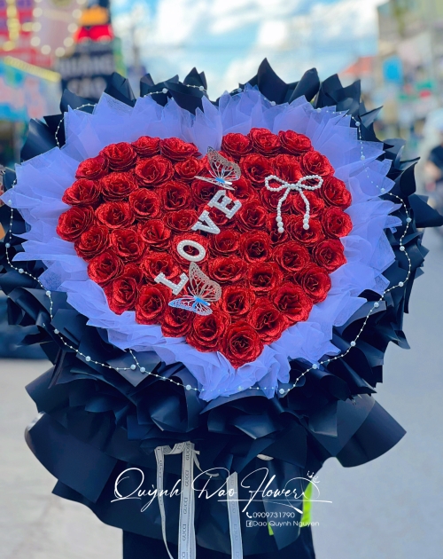Bó hoa trái tim tone đen  sang đẹp 
