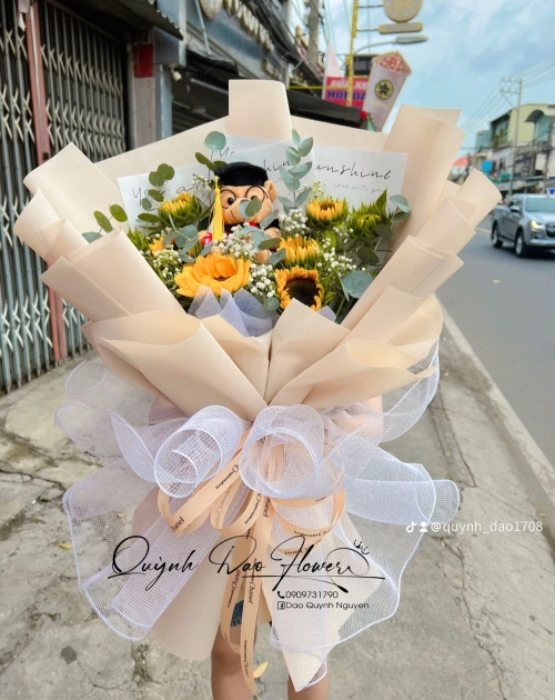 Bó hoa hướng dương kèm gấu tốt nghiệp 