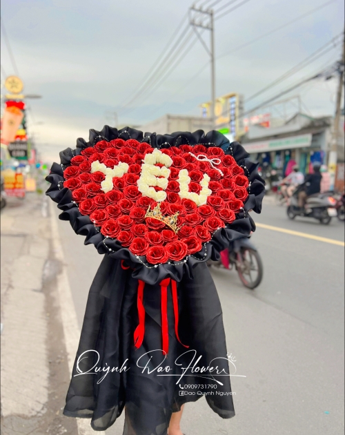 Bó hoa trái tim chữ yêu 