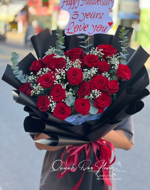 Bó hoa hồng nhung tone đen sang trọng 