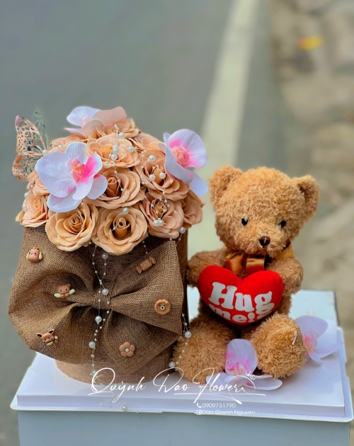 Hộp hoa và gấu nâu