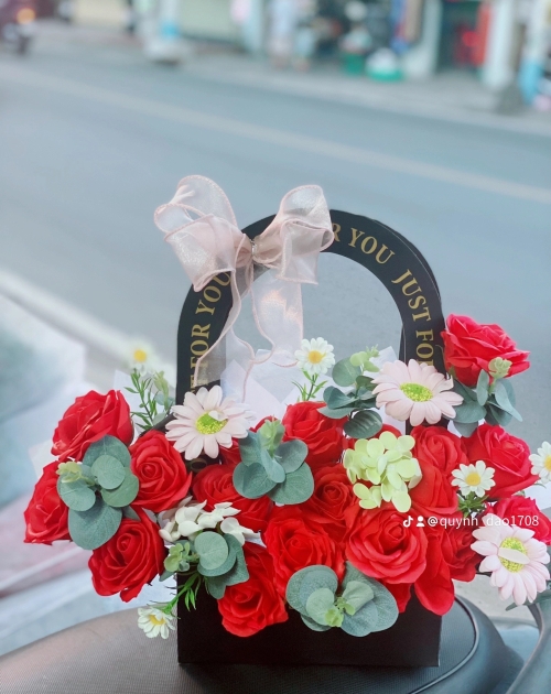 Giỏ hoa sáp màu đỏ để bàn tặng người yêu 