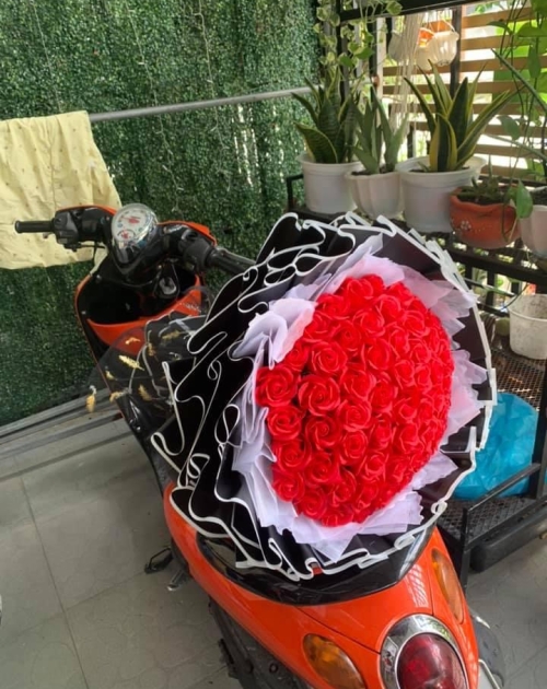 Bó hoa sáp đỏ giấy đen