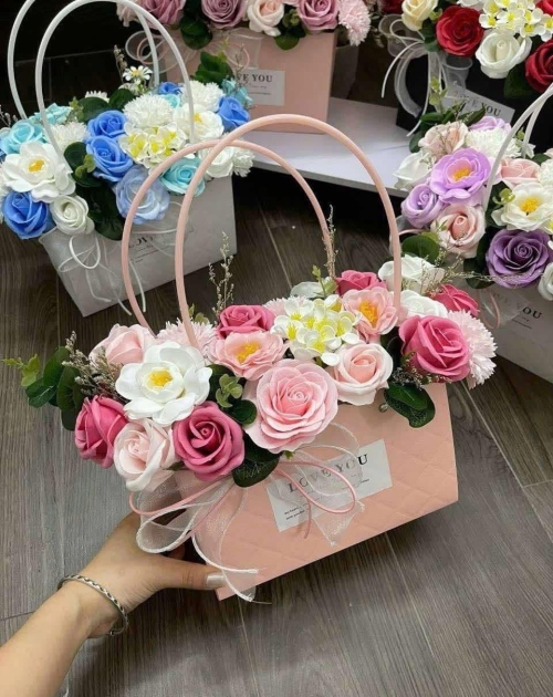 Giỏ hoa sáp mix màu hồng 