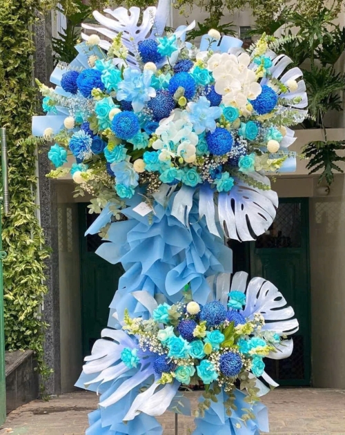 Kệ khai trương tone xanh dương mix cúc mẫu đơn, lan hồ điệp 