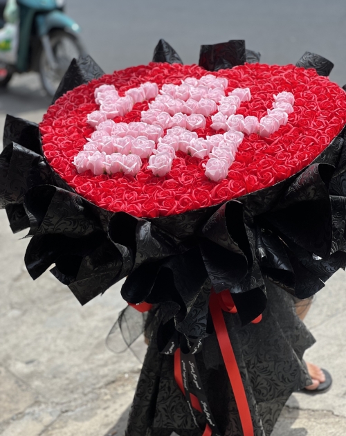 Bó hoa trái tim chữ yêu em 300 bông