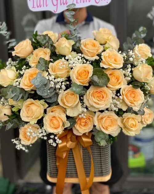 Giỏ hoa khai trương tone vàng nhẹ nhàng