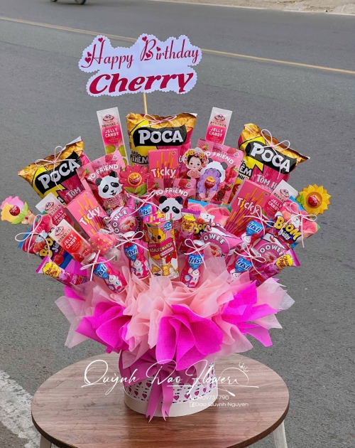 Giỏ hoa bánh kẹo màu hồng tặng sinh nhật tại quận 5,6,7