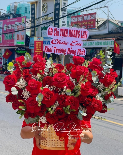 Giỏ hoa để bàn màu đỏ gần quận 12