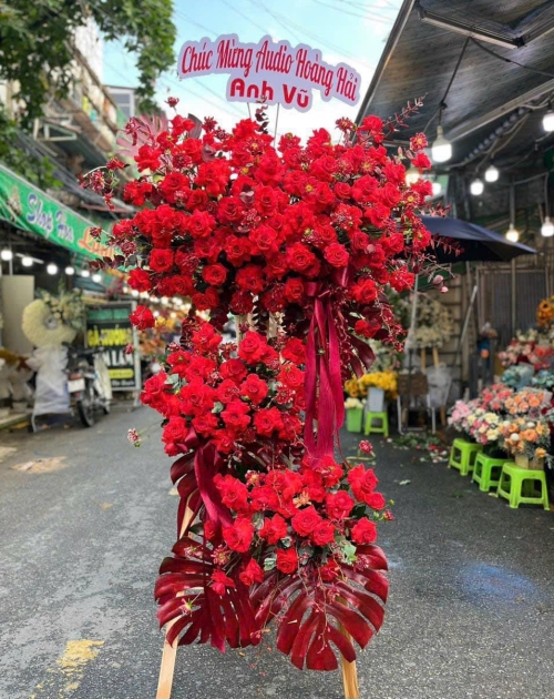 Kệ khai trương tone đỏ 3 tầng hiện đại 