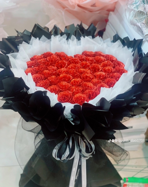 Bó hoa trái tim công chúa tone đen rẻ nhất 