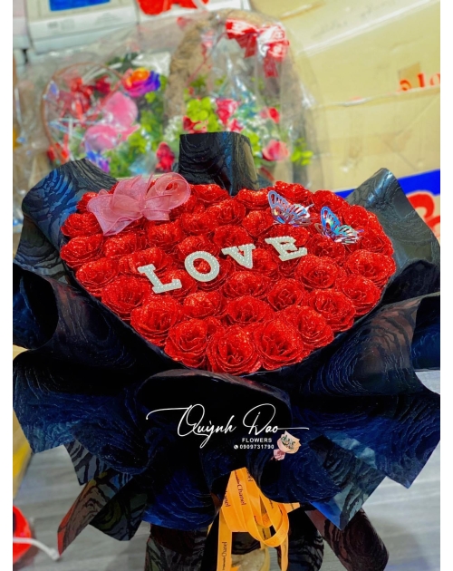 Bó hoa trái tim phối chữ love 