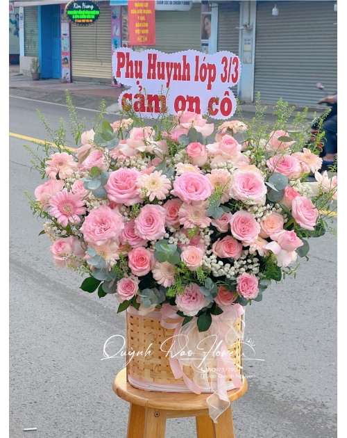 Giỏ hoa khổng lồ tri ân thầy cô giáo 