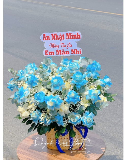 Giỏ hoa tone xanh tặng bạn nam