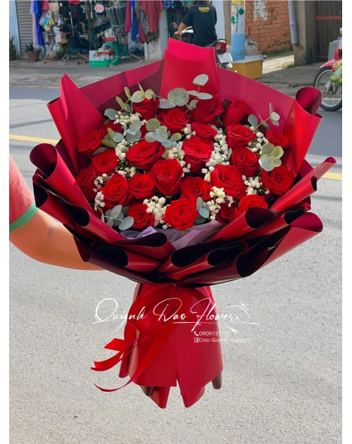 Bó hoa đỏ tặng cô