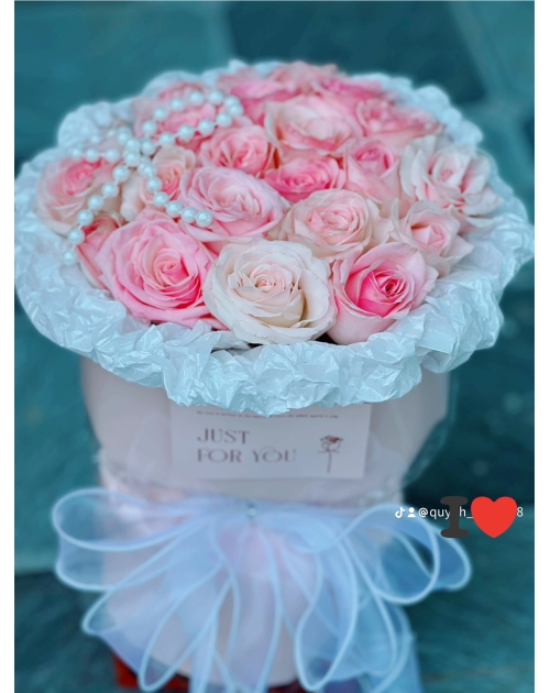 Bó hoa hồng  phối giấy nến xinh , nhẹ nhàng 