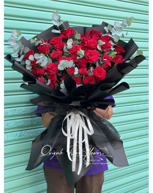 Bó hoa Hồng đỏ 50 bông gói giấy đen sang trọng 