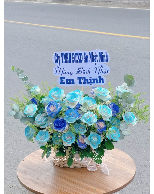 Giỏ hoa nhỏ tone xanh dương tặng khách hàng 