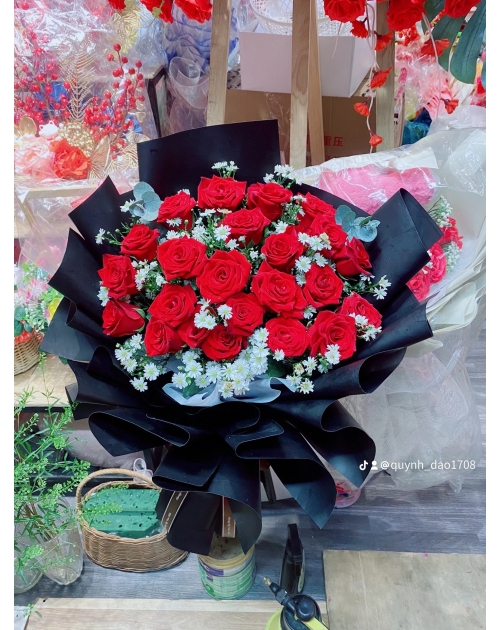 Bó hoa Hồng tone đỏ đen sang trọng 