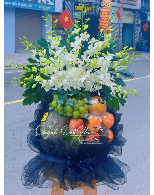 Giỏ trái cây kèm hoa lan