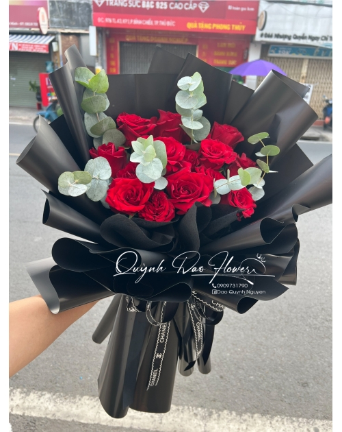 Bó hoa Tone đỏ đen sang trọng 