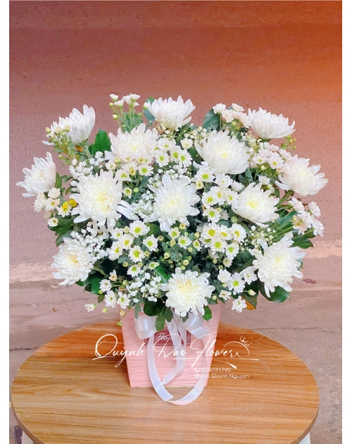 Giỏ hoa cúc viếng mộ cô sáu 