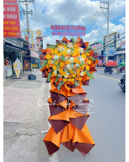 Kệ khai trương màu vàng cam Dĩ An