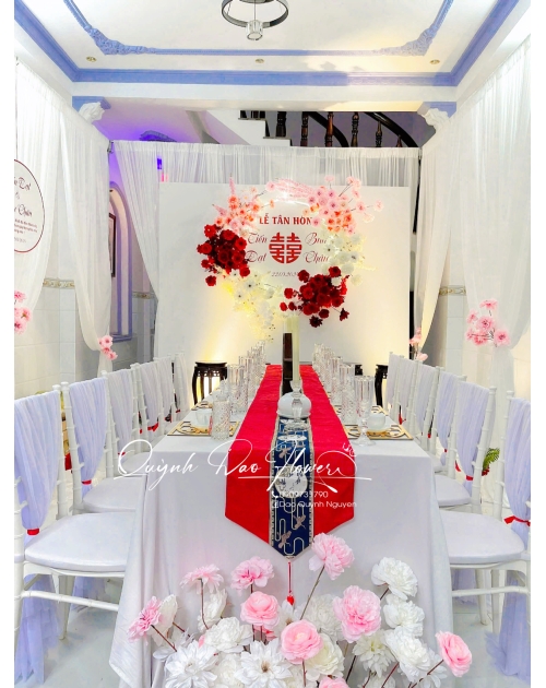 Trang trí gia tiên tone đỏ trắng 