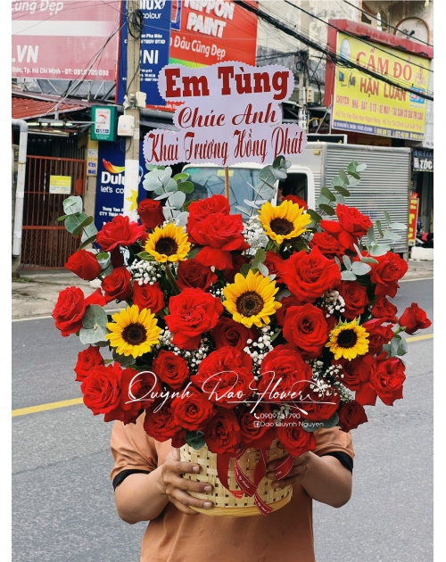 Giỏ hoa hồng đỏ mix hướng dương 