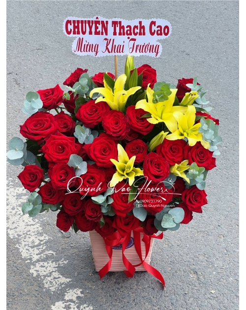 Giỏ hoa đỏ mix ly vàng 