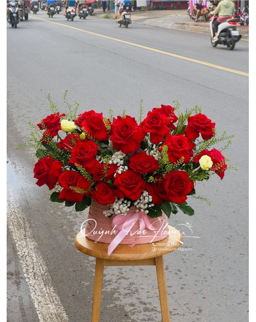 Giỏ hoa hồng đỏ nhỏ tặng cô