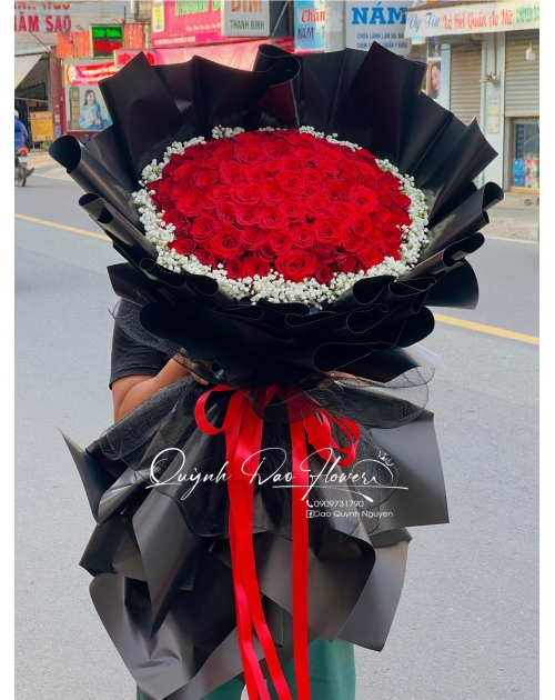 Bó hoa viền bi khổng lồ 