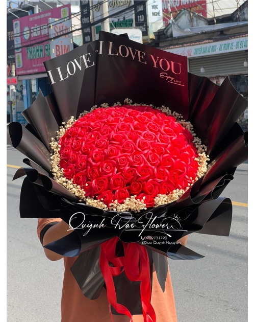 Bó hoa khổng lồ viền baby