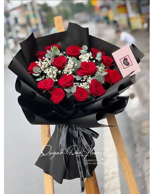Bó hoa hồng ecudor sang trọng phối giấy đen 