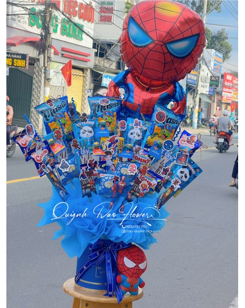 Giỏ bánh kẹo kèm siêu nhân 
