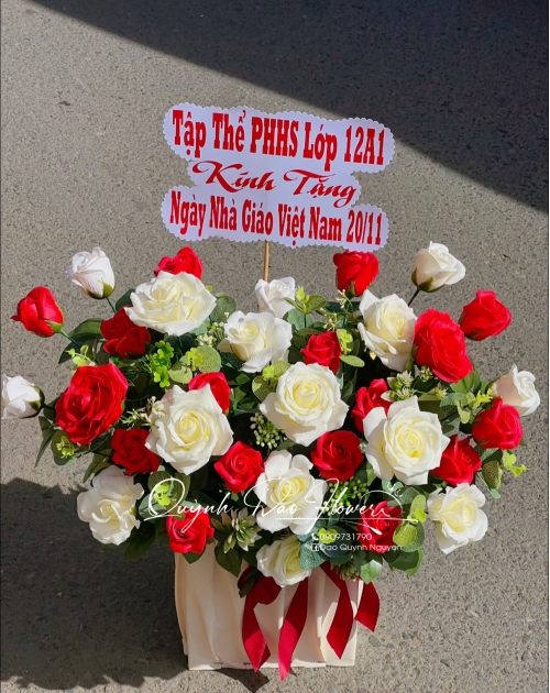 Giỏ hoa sáp tone đỏ trắng 