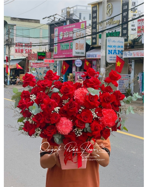 Lẵng hoa đỏ kèm cúc mẫu đơn 