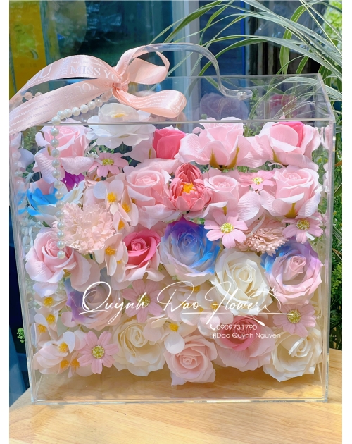 Hộp vali mica hoa sáp cầu vồng 