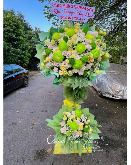 Kệ khai trương tone xanh lá mix cúc mẫu đơn