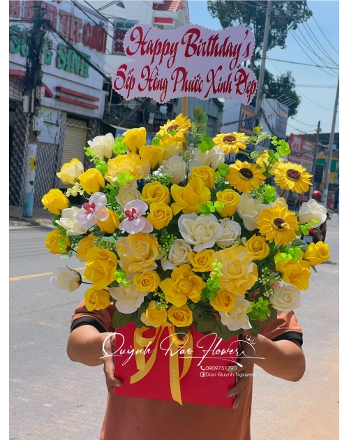 Giỏ hoa sáp màu vàng 