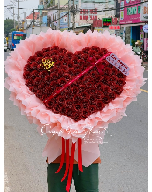 Bó hoa trái tim 99 bông khổng lồ