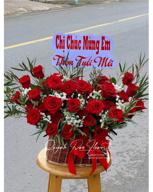 Giỏ hoa đỏ chúc mừng 