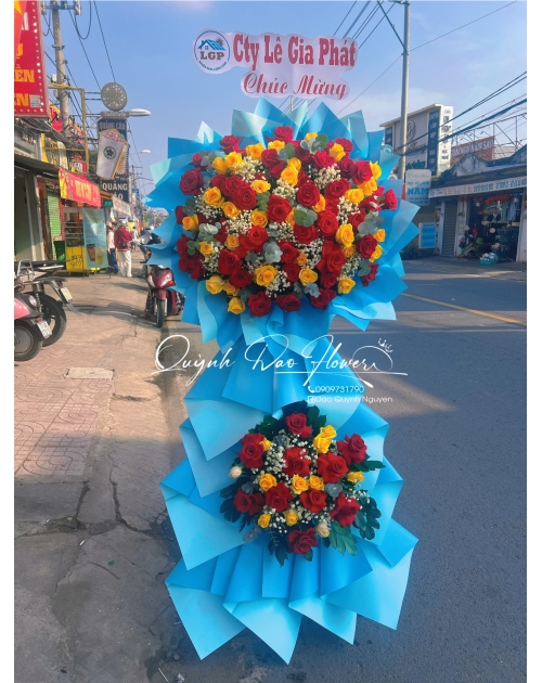 Kệ hoa đỏ vàng rực rỡ