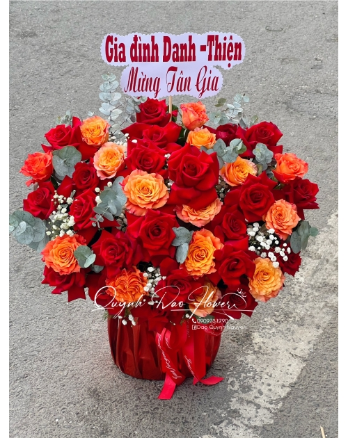 Giỏ hoa đỏ cam rực rỡ 