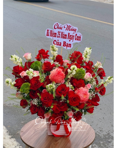 Giỏ hoa đỏ tặng khai trương, sinh nhật gần quận bình Thạnh 