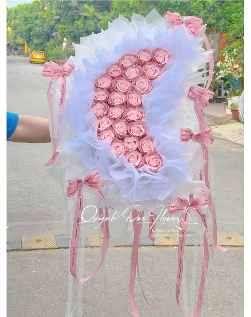 Bó hoa hình mặt trăng dành cho bạn gái tên Nguyệt 