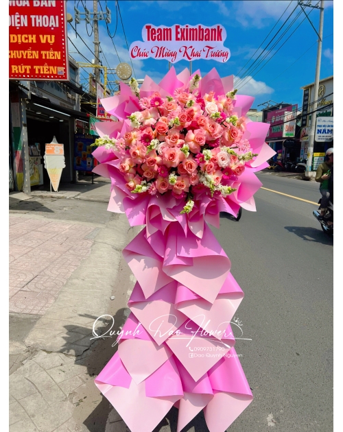 Kệ khai trương màu hồng  gần Dĩ An