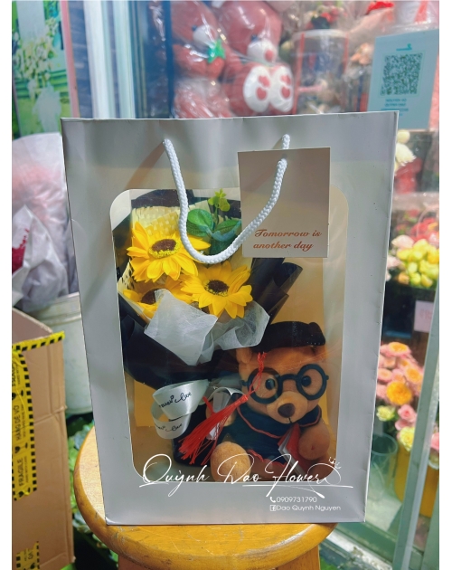 Hộp hoa kèm gấu tốt nghiệp 